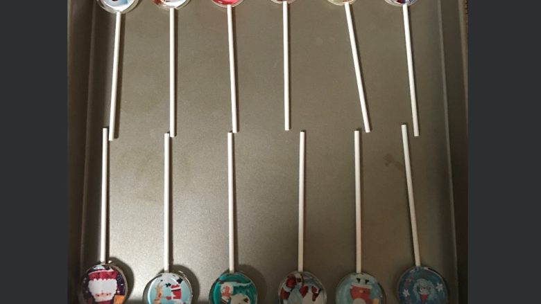 圣诞水晶棒棒糖,全部取出放入不粘金盘晾凉
