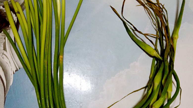 双蒜酱烧鱼（快手菜），绝对好吃,1把<a style='color:red;display:inline-block;' href='/shicai/ 3350'>蒜薹</a>备用