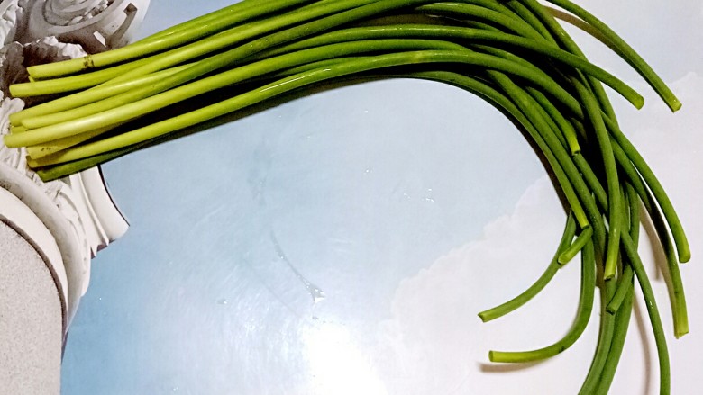 双蒜酱烧鱼（快手菜），绝对好吃,用剪刀或刀把蒜薹不新鲜的地方去掉