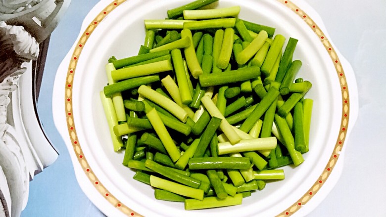 双蒜酱烧鱼（快手菜），绝对好吃,蒜薹洗净切段备用（切大切小都可以）