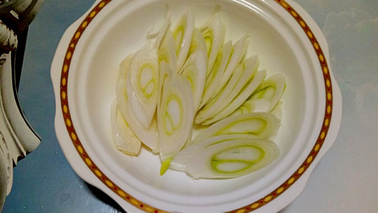 双蒜酱烧鱼（快手菜），绝对好吃,葱切成斜刀儿的薄片，备用