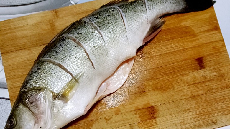 双蒜酱烧鱼（快手菜），绝对好吃,用菜刀给鱼划花刀，备用（划花刀是为了更入味）