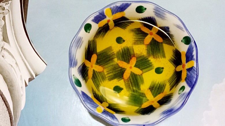 双蒜酱烧鱼（快手菜），绝对好吃,热锅入花生油，烧到八成热