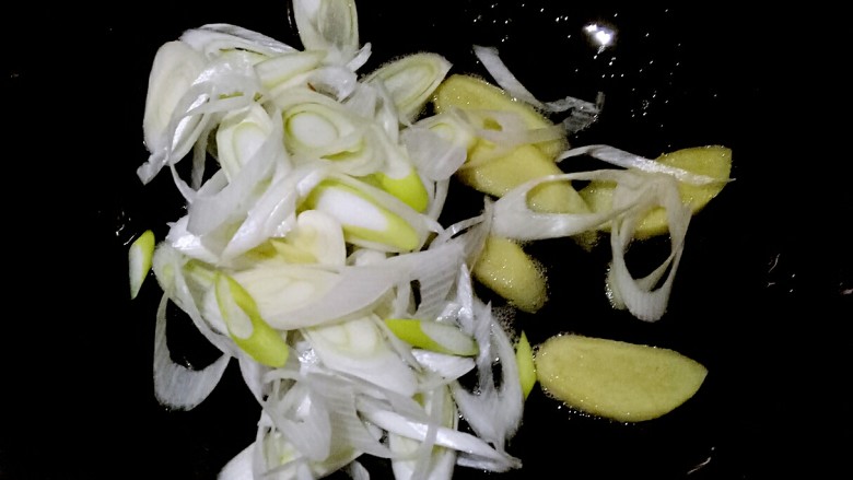 双蒜酱烧鱼（快手菜），绝对好吃,放入葱姜片炒香