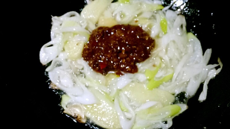 双蒜酱烧鱼（快手菜），绝对好吃,转小火，倒入2勺<a style='color:red;display:inline-block;' href='/shicai/ 46964'>郫县豆瓣酱</a>