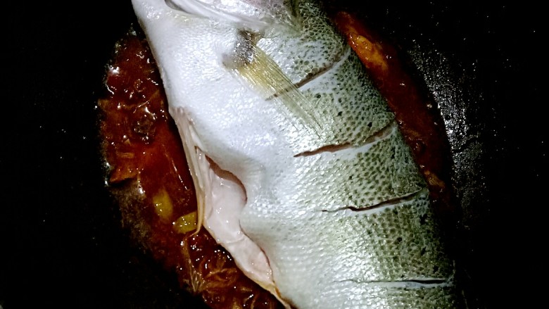 双蒜酱烧鱼（快手菜），绝对好吃,放入鱼