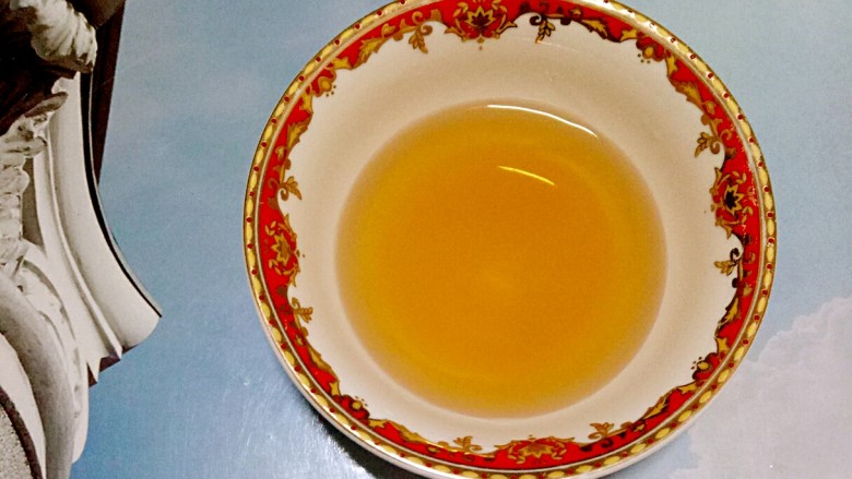 双蒜酱烧鱼（快手菜），绝对好吃,倒入2勺<a style='color:red;display:inline-block;' href='/shicai/ 718'>料酒</a>，去掉鱼腥味儿