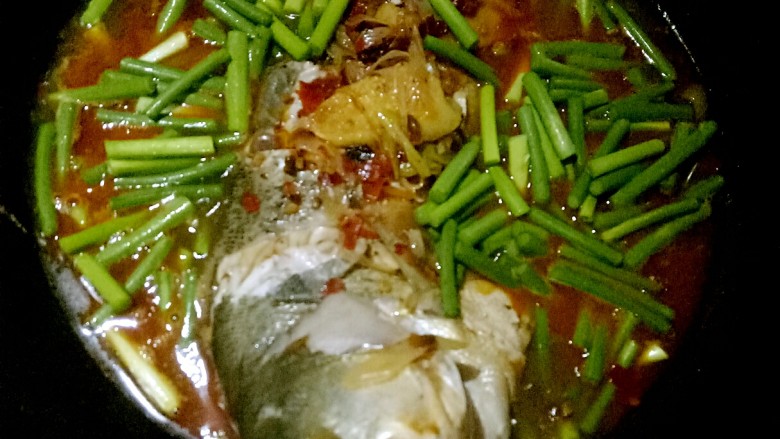 双蒜酱烧鱼（快手菜），绝对好吃,倒入蒜薹（如果再加入洋葱和蒜会更香哦！），倒入适量的开水