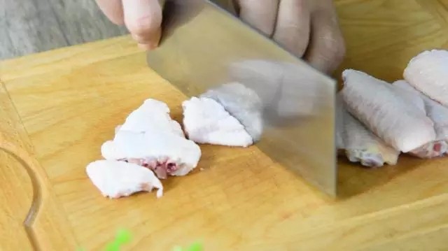 剁椒鸡翅,鸡翅洗净后,每个剁成3块备用