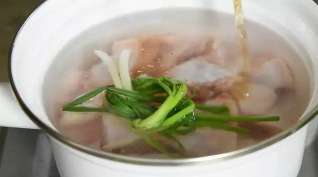 剁椒鸡翅,冷水下锅,放入葱结、料酒