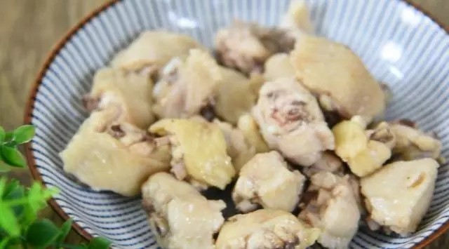 剁椒鸡翅,大火烧开,过凉水备用