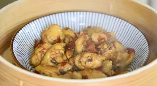 剁椒鸡翅,将炒好的鸡翅盛盘,移入蒸锅,沸水蒸10分钟
