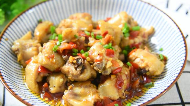 剁椒鸡翅,出锅后,撒上葱花即可