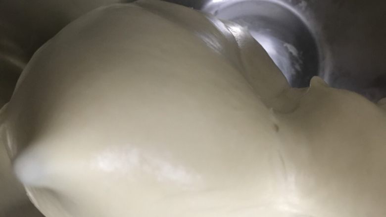 圣诞花环圈圈包~ukoeo风炉制作,后油法揉到差不多完全,面团具延展性。