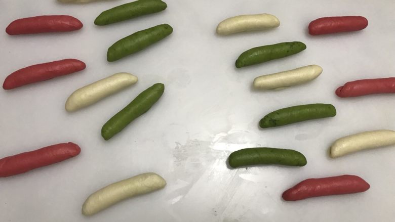 圣诞花环圈圈包~ukoeo风炉制作,卷起,捏紧收口。