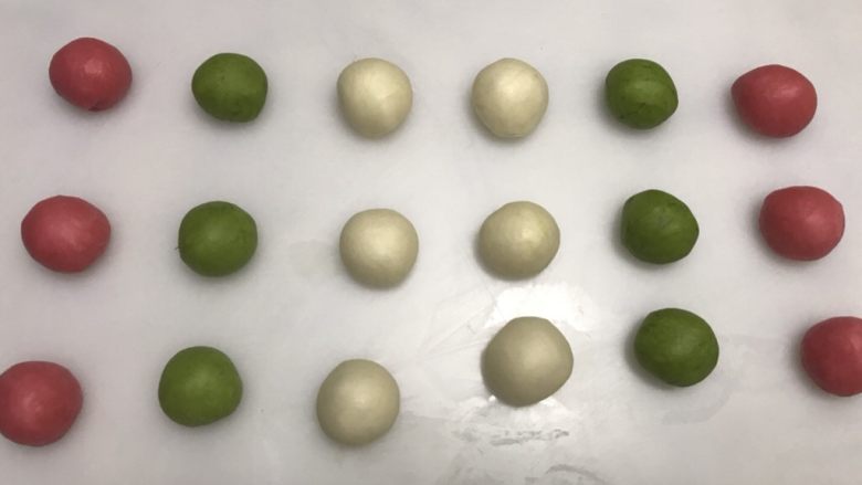 圣诞花环圈圈包~ukoeo风炉制作,发酵完毕,将每份面团再均分6个小面团,滚圆备用。