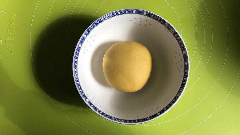 莎莉鸡豆沙包,揉成光滑面团,盖上保鲜膜进行发酵,天冷可以用烤箱发酵,发酵1小时