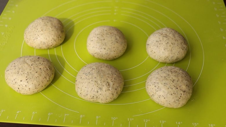 红茶吐司,依次滚圆,密封松弛15分钟