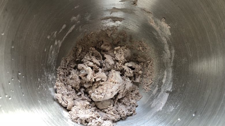 布朗熊豆沙包,一边加水一边搅拌成絮