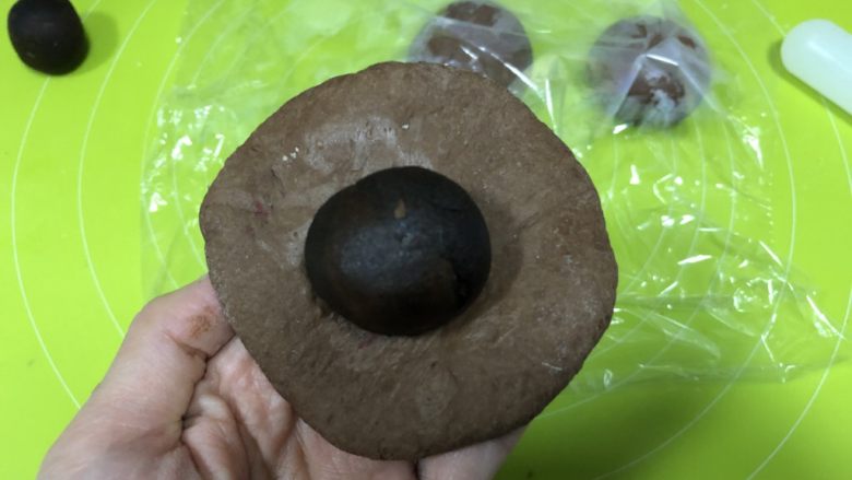 布朗熊豆沙包,一个深色可可面团包入豆沙,收口,滚圆,按压