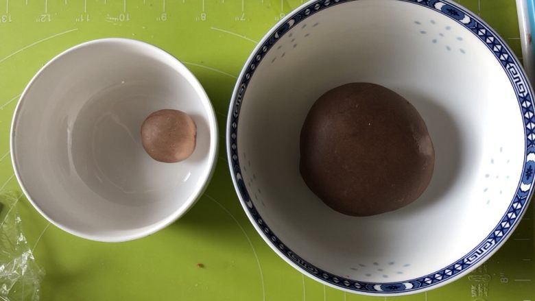 布朗熊豆沙包,剩余的继续加剩下的可可粉揉成深色可可面团,进行发酵
