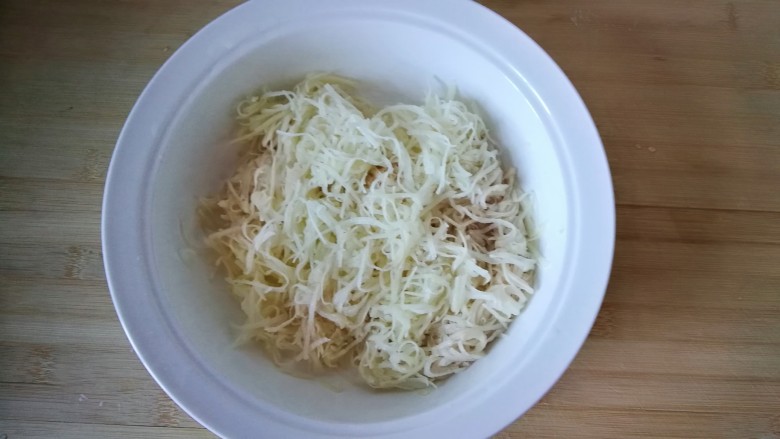 土豆丝鸡蛋饼(太阳饼),土豆切丝,越细越好