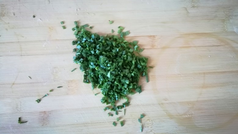土豆丝鸡蛋饼(太阳饼),蒜苗切沫