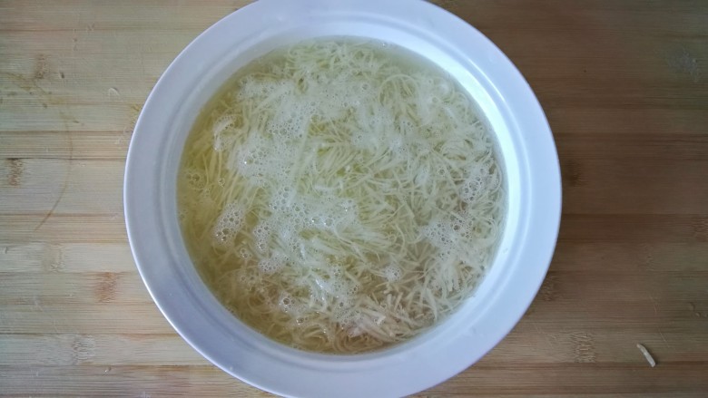 土豆丝鸡蛋饼(太阳饼),防止土豆变色,在水中浸泡一会