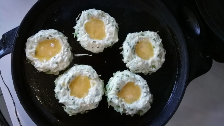 土豆丝鸡蛋饼(太阳饼),把鸡蛋液倒入中间空位里