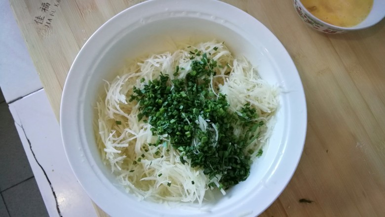 土豆丝鸡蛋饼（太阳饼）,蒜苗放入土豆丝里