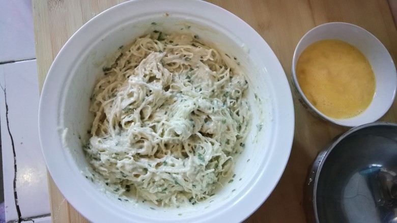 土豆丝鸡蛋饼(太阳饼),加入适量水拌成糊状