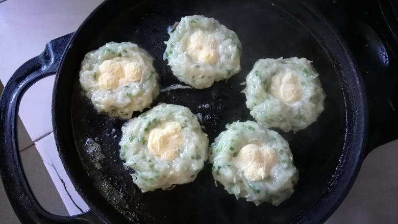 土豆丝鸡蛋饼（太阳饼）,待鸡蛋液凝固就可以翻面了