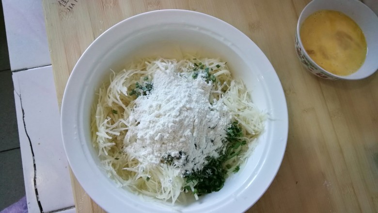 土豆丝鸡蛋饼(太阳饼),加入适量面粉