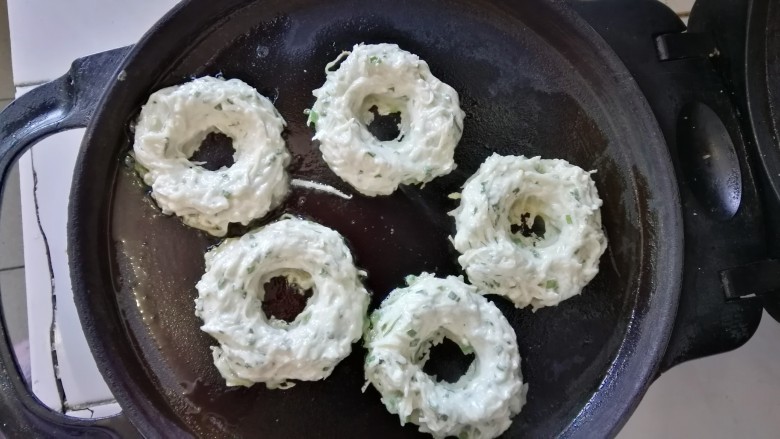 土豆丝鸡蛋饼(太阳饼),土豆丝放入锅内中间掏空