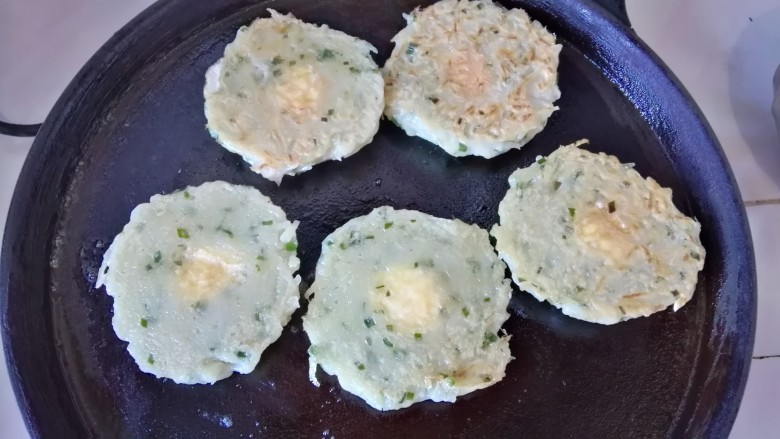 土豆丝鸡蛋饼(太阳饼),煎至两面金黄就可以出锅了