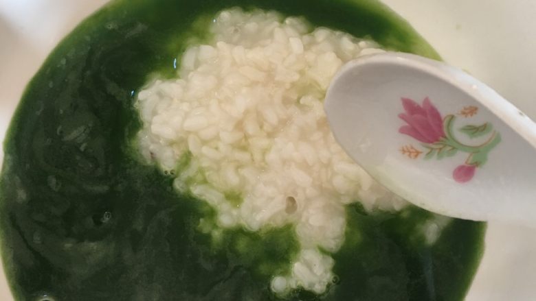 宝宝版发糕,将准备好的猪肝瘦肉米粥加入到菠菜之中,这里也可以使用纯米粥(我这里的<a style='color:red;display:inline-block;' href='/shicai/ 34481'>猪肝瘦肉粥</a>我是直接把猪肝,瘦肉切大大块然后加入米放锅内蒸)