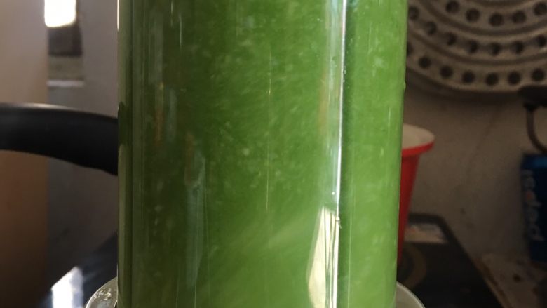 宝宝版发糕,然后将混合好的粥液放入料理机,混合搅打成糊