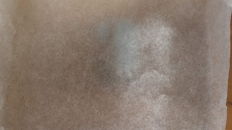 宝宝版发糕,倒入到模具中,为了到时更好脱模,可以在底部放上硅油纸,没有纸的可以直接刷油