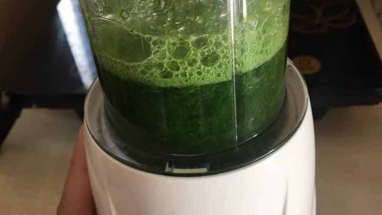 宝宝版发糕,菠菜加入适量水,加入料理机搅打成汁