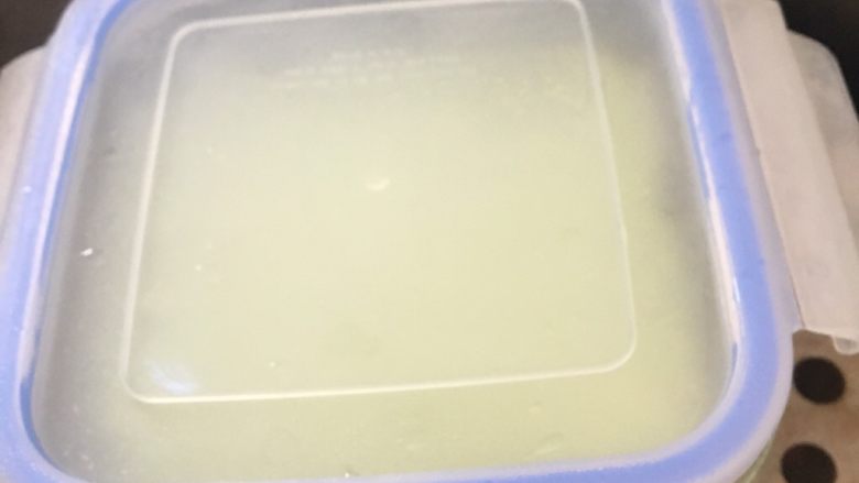 宝宝版发糕,然后倒入五十度温水的锅内,发酵四十分钟