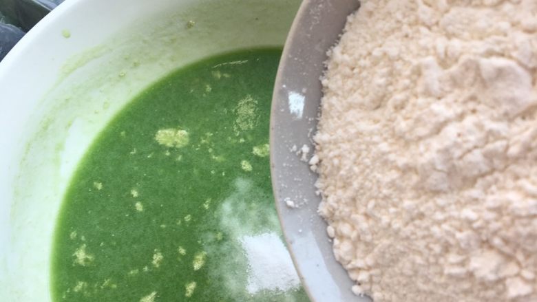 宝宝版发糕,发酵好后,加入面粉