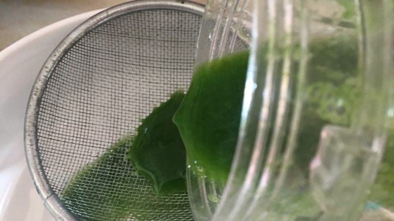 宝宝版发糕,打好菠菜汁过筛,滤出纯汁液