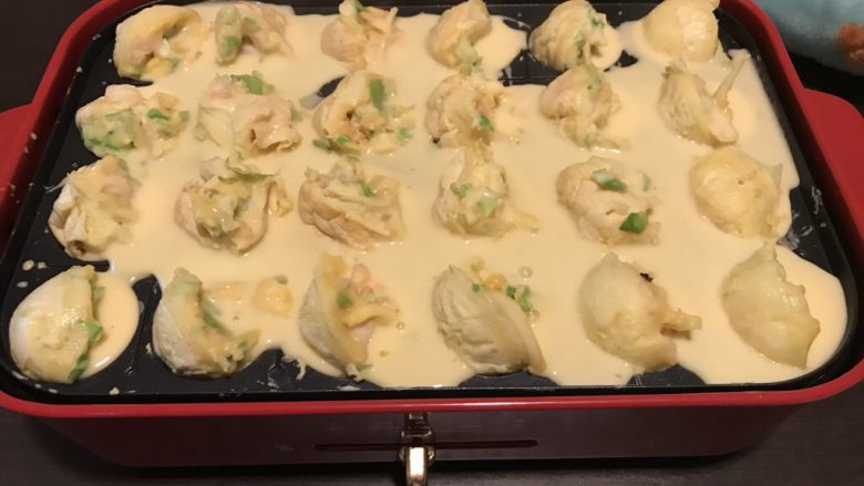 章鱼小丸子—Bruno锅菜谱,再倒些面糊,继续把表面多余的面糊往里面塞