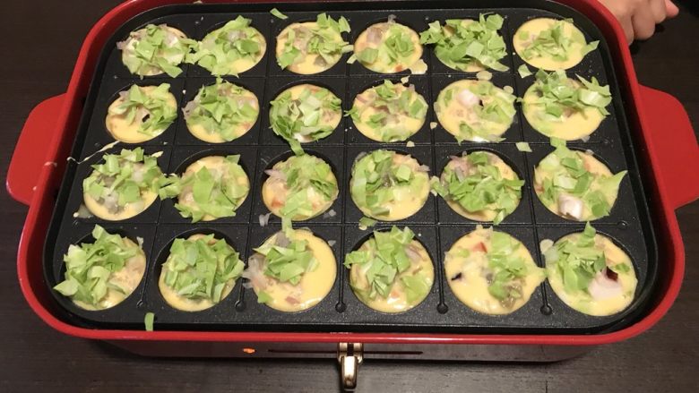 章鱼小丸子—Bruno锅菜谱,加入洋葱、包菜、香肠丁,材料多一点不然丸子不饱满哦