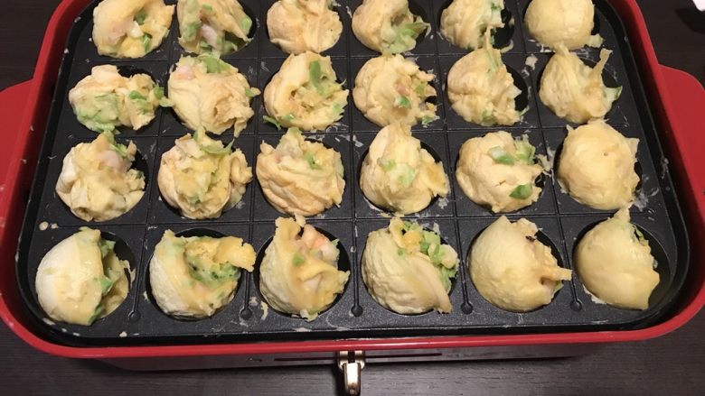 章鱼小丸子—Bruno锅菜谱,用签子把表面面糊分割开来,把周围的菜往丸子里塞,塞进去后把丸子翻转90度,有点皱,没关系,后面可以补圆