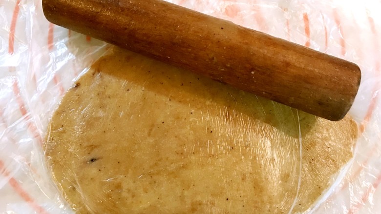 手作姜饼 冬至补阳去湿,擀成面饼,入冰箱冷冻一小时
