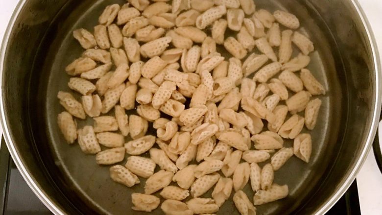凉拌猫耳面,锅内加入冷水烧开后放入猫耳朵,煮制猫耳朵漂浮上来就熟了
