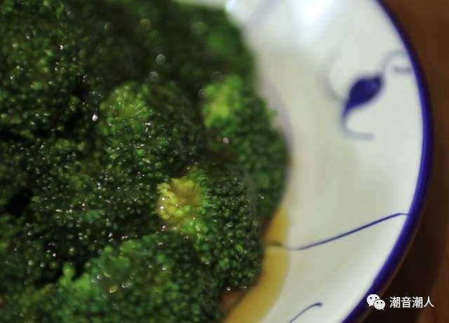 蚝油西兰花,❥ 最后,将煮好的芡汁,淋在西兰花上面