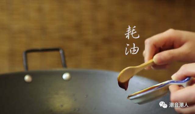 蚝油西兰花,❥ 接着,倒掉锅中的水,热锅,再倒入适量的水,待水沸腾时,倒入适量的<a style='color:red;display:inline-block;' href='/shicai/ 721'>蚝油</a>