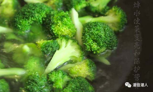 蚝油西兰花,❥ 热锅,倒入适量的水,放入适量的盐和油,倒入西兰花,焯水